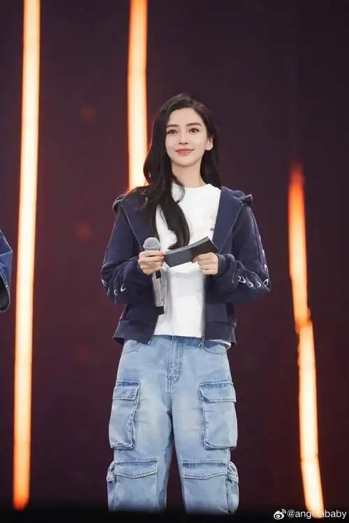 杨颖消失三月"重出江湖",瘦成纸片人?