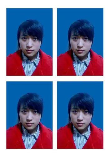 请帮我把这张照片的背景ps成2寸蓝色免冠照片,谢谢!要四色的cmyk的.