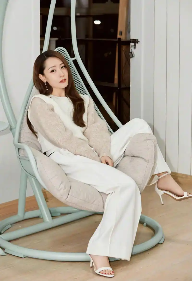 英皇娱乐旗下艺人白冰,2010年凭借古装爱情剧《神话》中玉漱一角被