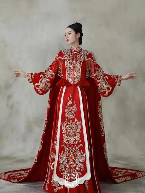 霸气惊艳的中式大披风嫁衣演绎优雅宫廷风