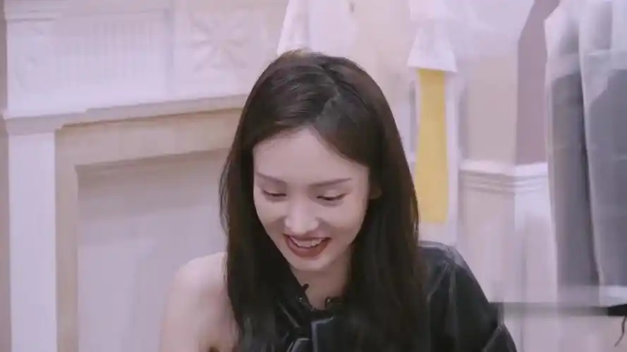 金晨发了一张丑照李斯丹妮瞬间失去表情管理威胁删掉