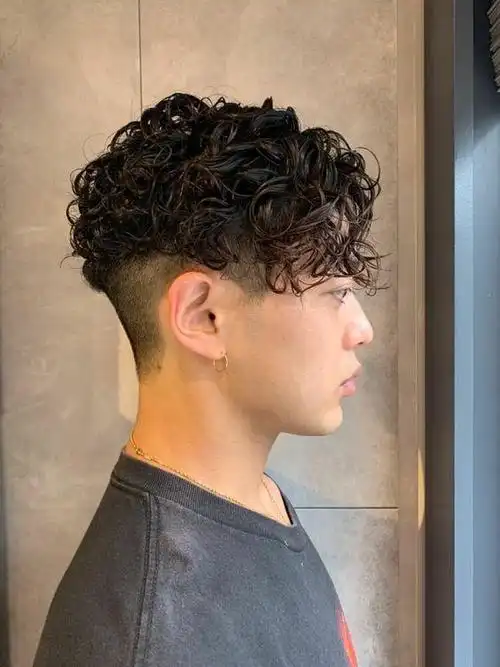 男士发型新风尚:两侧铲短头顶烫卷卷|卷发|脸型|时尚品味_网易订阅