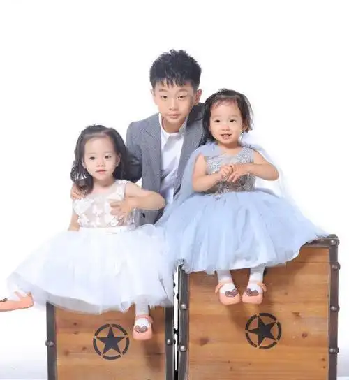 杨威晒全家福庆结婚十周年杨阳洋做一字马调皮可爱