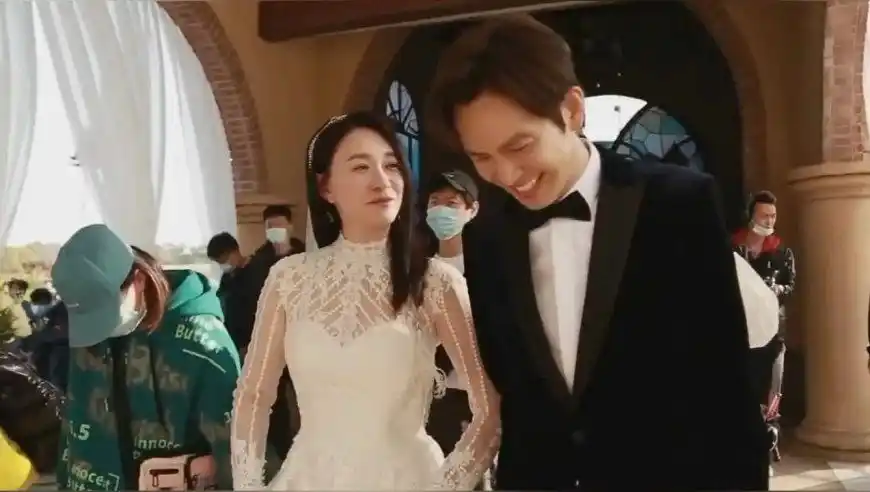 今生有你花絮:钟汉良李小冉穿礼服笑的很甜,两个人好般配啊