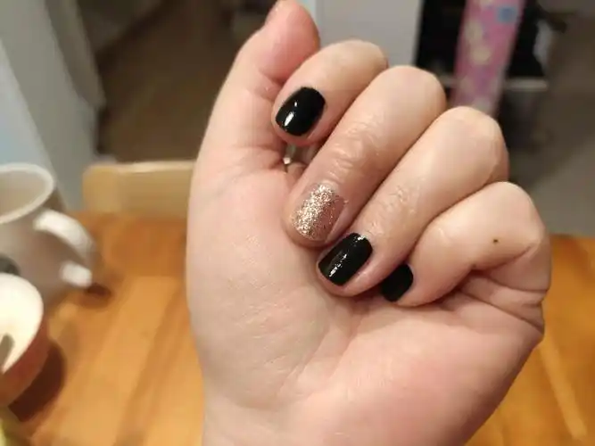 黑色指甲