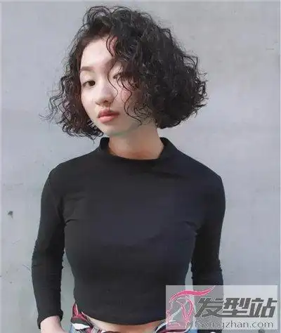 女士短发小卷烫发 羊毛卷短发灵动俏皮可人_发型站_最新流行发型设计