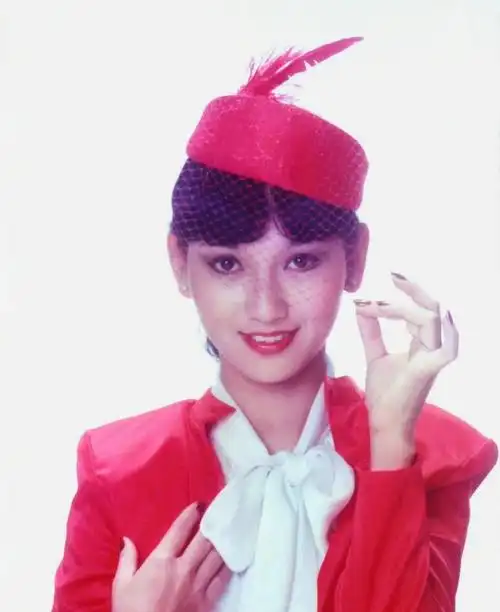 赵雅芝图片大全图片年轻(青涩的脸庞和稚嫩的眼神) - 帮企客