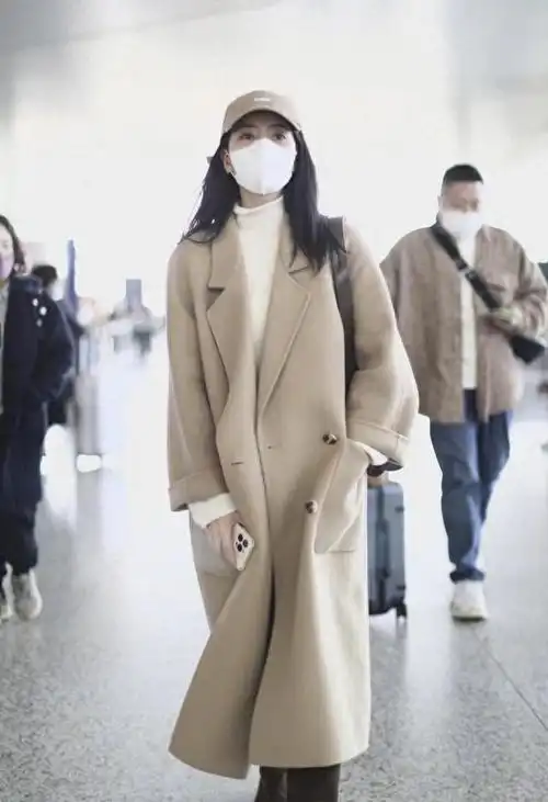 今天,让我们一起跟随高圆圆的步伐,领略她的秋冬穿搭风格,从中汲取