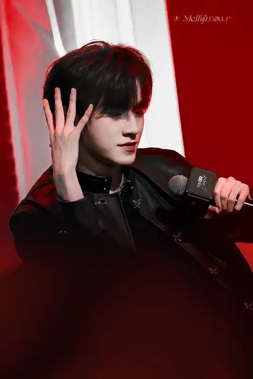 宋亚轩智族gq创意大赏##宋亚轩gq盛典##gq发了时代少年团舞台