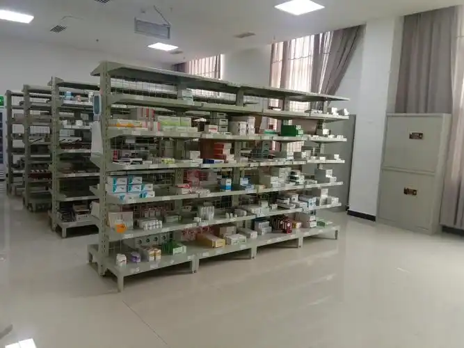 宽敞明亮,琳琅满目的门诊西药房