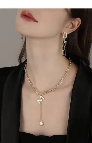 字母网红项链2021年新款女潮轻奢小众设计感锁骨链复古短款毛衣链 x