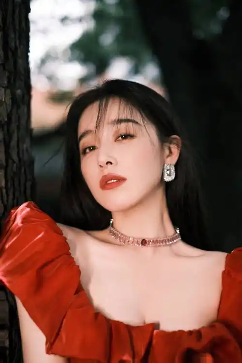 阚清子发美照告别夏天 露肩拖地红裙性感撩人