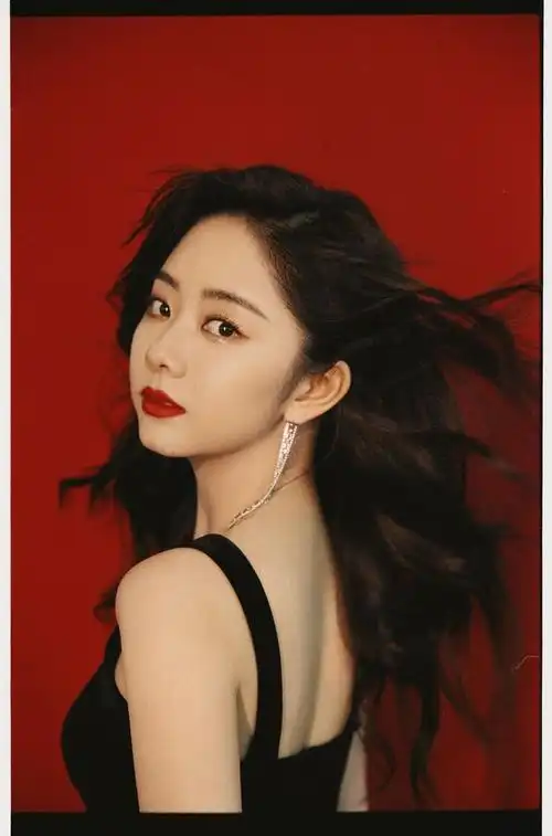 谭松韵穿黑丝绒吊带长裙 红唇大波浪气场十足