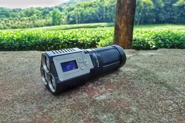 后发制人 — fenix tk72r 超高亮智能手电简评