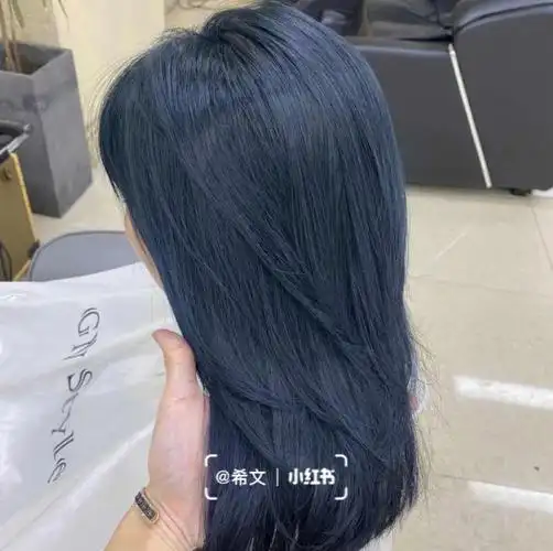 蓝黑色其实就是黑色中带点蓝色调的染发颜色～这种颜色在室内的时候