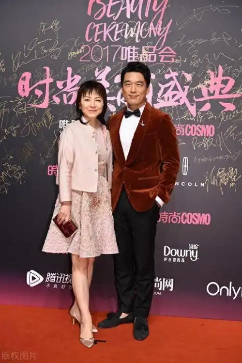 其实王耀庆人到中年仍然这么"活泼",开朗又好玩,全是郭晏青的功劳.