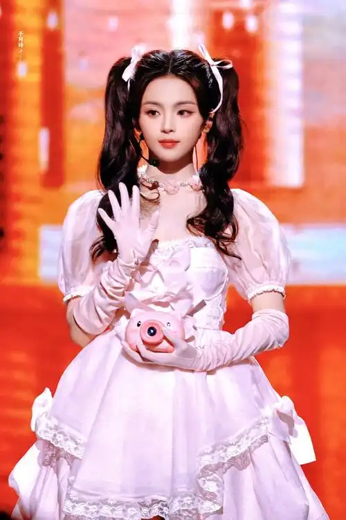 杨超越双马尾公主裙造型##杨超越粉色公主裙