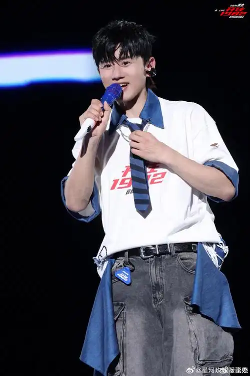 张杰衣服上画了小时候的故事##张杰苏州演唱会##张杰说让我们夹续