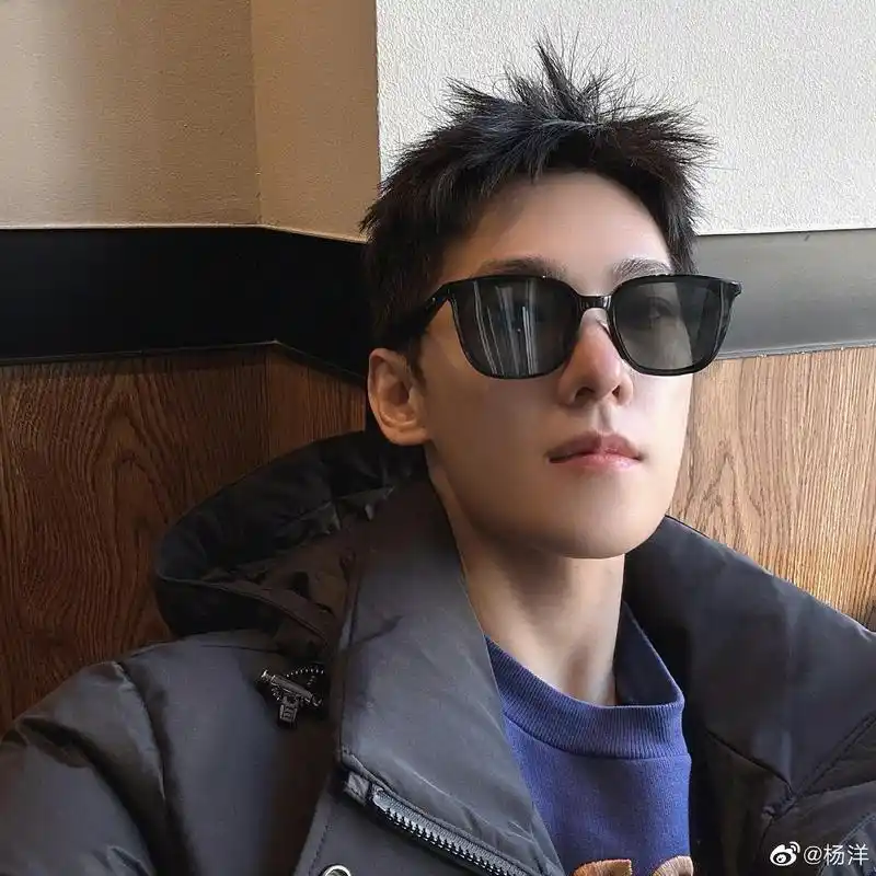 哥终于舍得发照片了●▽●#杨洋 #杨洋晒黑色墨镜自拍  - 抖音