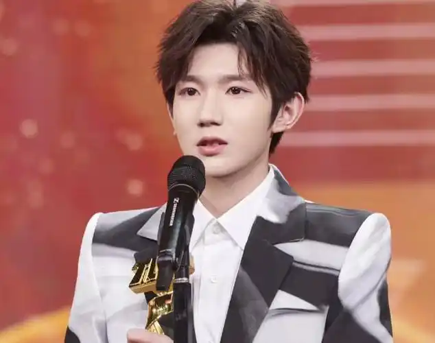 被"双j"接连邀请,24岁的王俊凯,终于证明了自己的"地位"