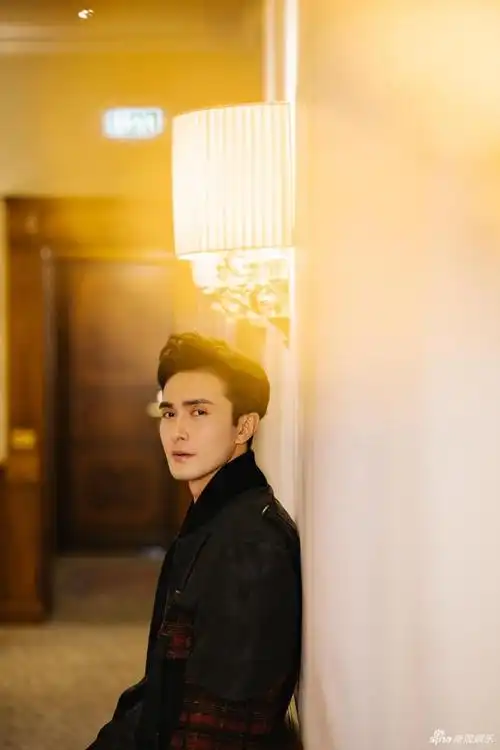 高伟光亮相米兰时装周 轻松演绎慵懒时尚