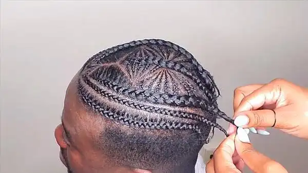 脏辫不需要经常打理,洗头发的频率不需要太频繁,一周一次即可,在清洗