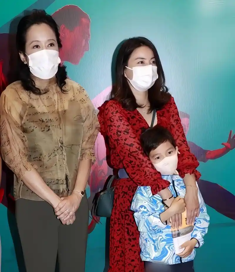 这是郭晶晶和儿子,以及婆婆朱玲玲在一同框.