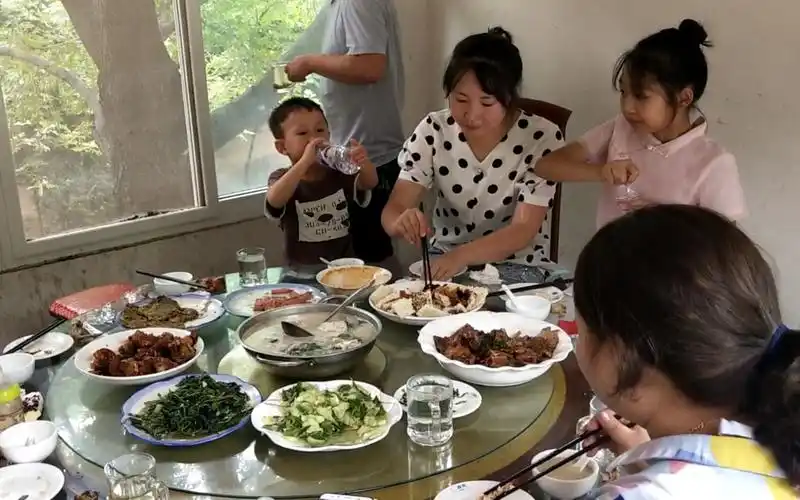 农村小伙带家人农家乐吃饭,满满的一大桌才350元,价格贵不贵?