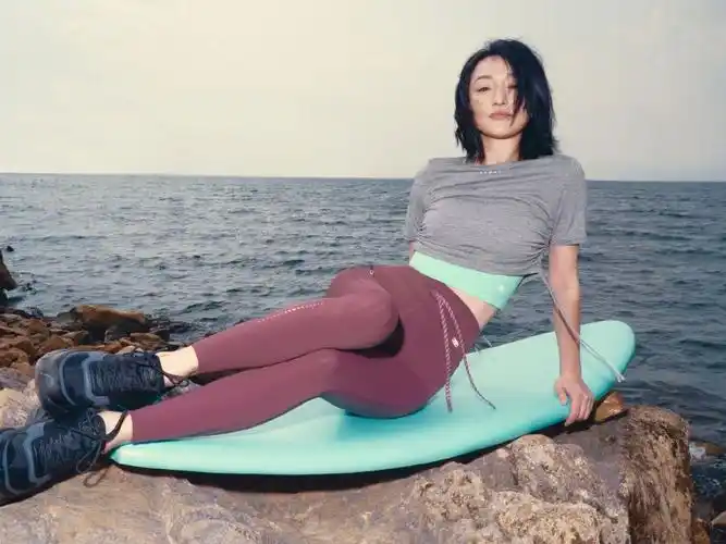 周迅热力四射度假大片释出 身材苗条皮肤紧致活力满满_影视资讯网明星