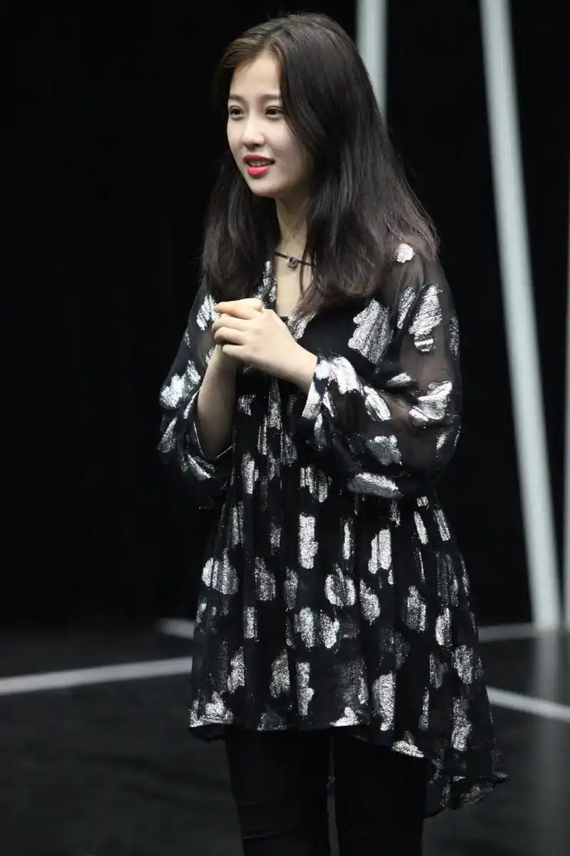 虞书欣光脚排练花絮