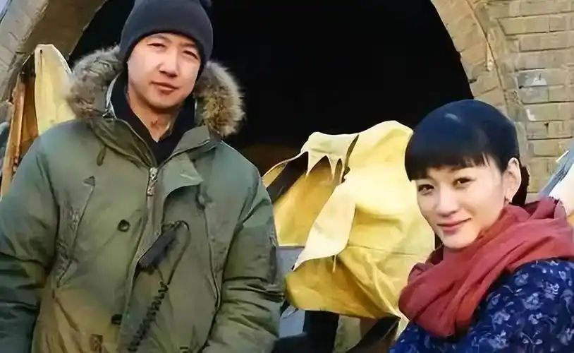 梅婷养他6年,李小冉害他被捅数刀,如今55岁娶小15岁娇妻好幸福