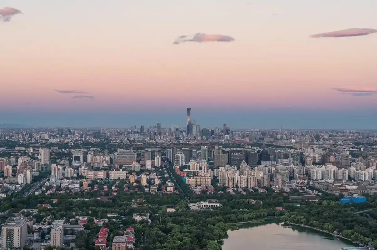 与富图宝飞行一号一同鸟瞰整个北京城.