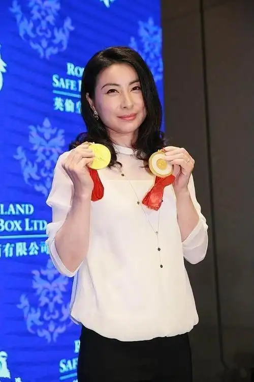 郭晶晶近照胖出双下巴!眼角皱纹明显,网友:活得真实自在的女人