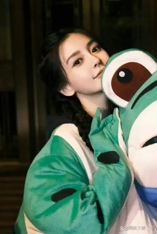 杨颖新杂志引争议!脚趾甲被指邋遢浪费粮食,本人进行回应