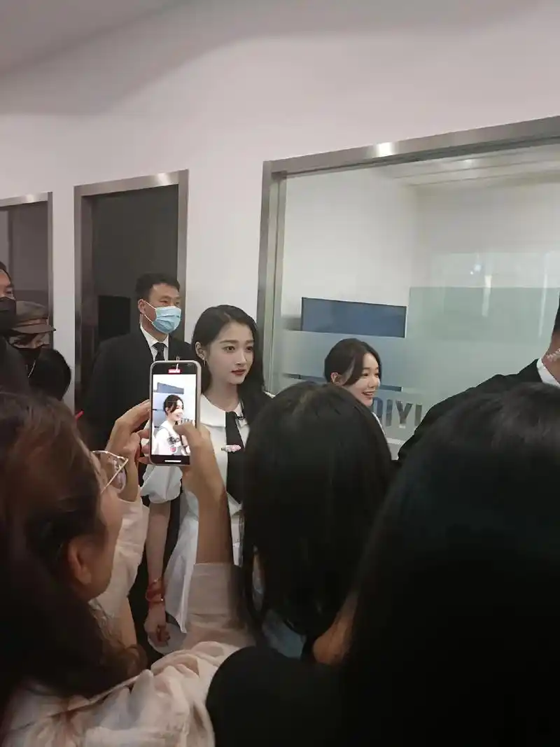 关晓彤#张一山#刘晓庆 合照 - 抖音