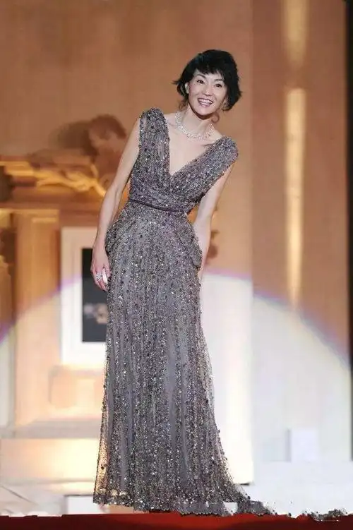 她完全没有认清现状,可以看到这张照片,张曼玉的身材远远不如以前干瘪