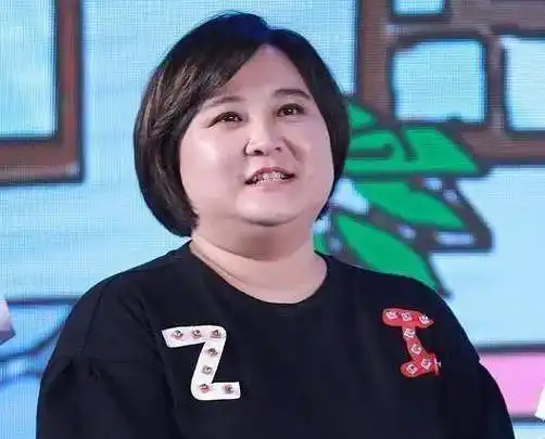 41岁贾玲生图太真实大笑时皱纹又深又多比减肥前显老很多