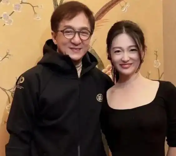 成龙的私生女罕露面,跟35岁老婆一起变化很大,吴绮莉回应!