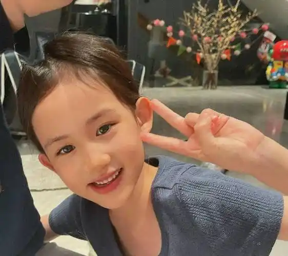 原创黄磊小儿子正脸照首次曝光样貌不像父母一家5口都是高颜值