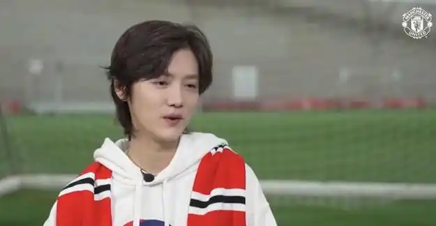 鹿晗接受曼联官方采访c罗离开后我不喜欢他了我只爱曼联