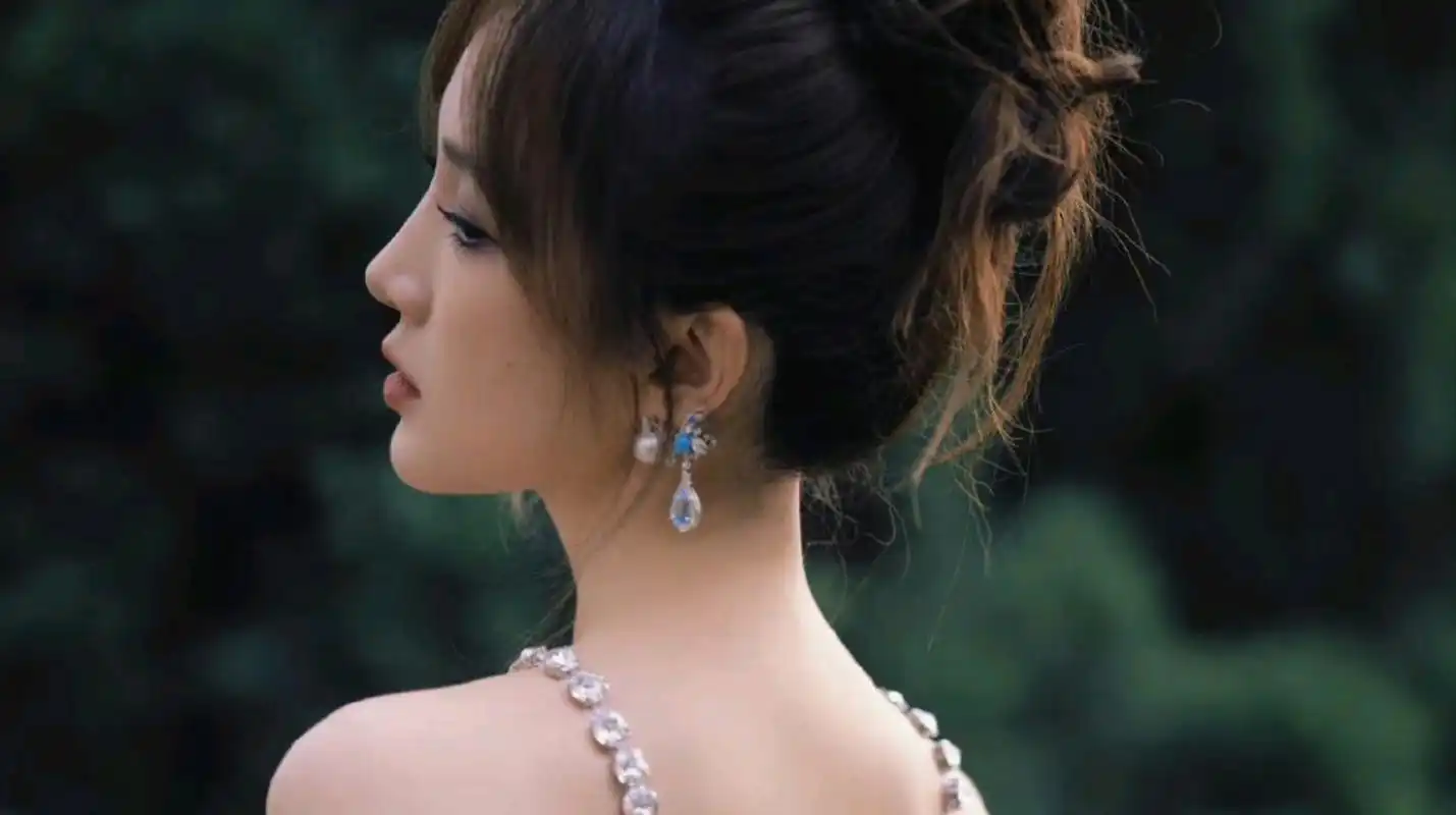 孟佳身穿georges hobeika 2022春夏高级定制系列白色钻饰挂脖礼服亮相