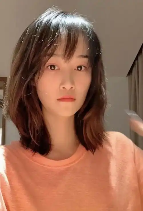 接近30岁的蓝盈莹,从她的素颜完全看不出,肌肤通透有光泽,完全没有