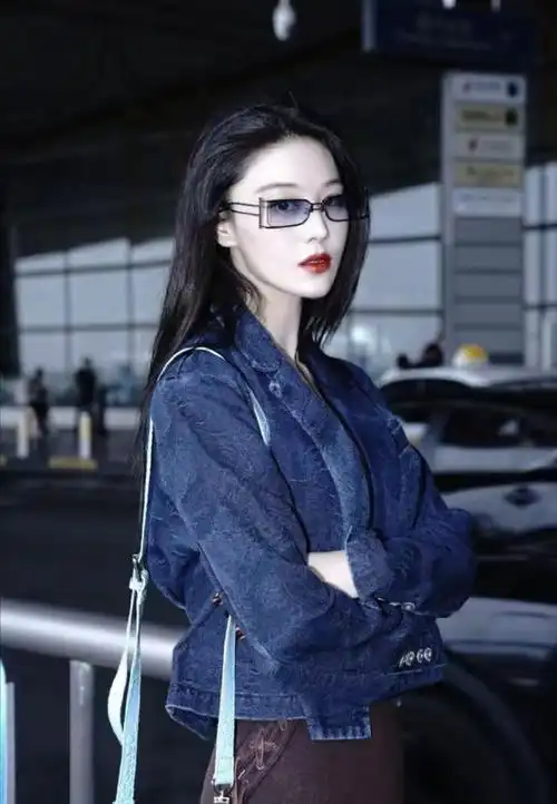 内娱女神张馨予机场出发图让人惊艳了一下下,有冰山美人那味,但巴黎的