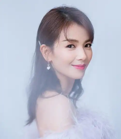 41岁刘涛美得高调一袭香芋紫长裙优雅淑女配上长发美翻了