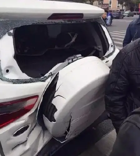 路虎男醉驾追尾自称"省人大代表" 放狠话威胁