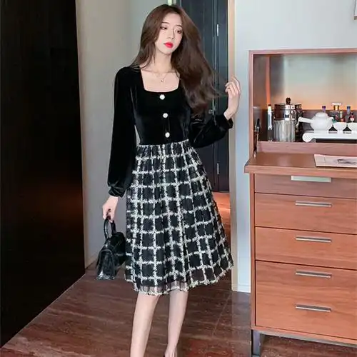 裙子气质显瘦赫本风连衣裙女装新款潮丝绒拼接中长款2021年初秋装