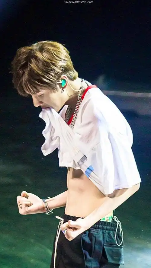 好了好了知道啦,内裤是军绿豹纹.