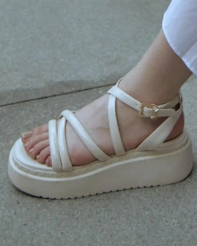邓恩熙:白色厚底绑带凉鞋