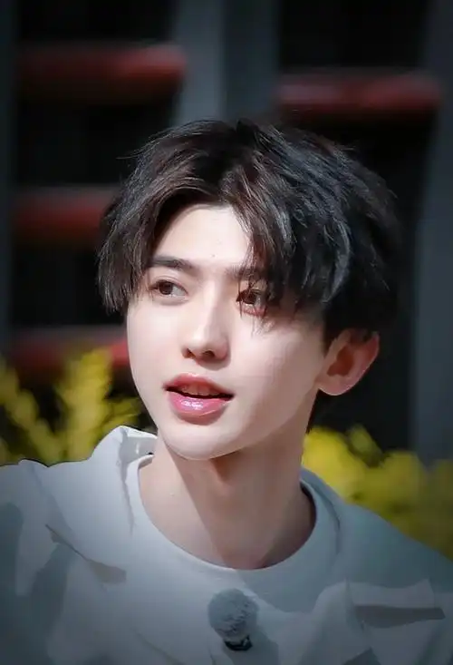 蔡徐坤壁纸:好甜啊真的太爱了,是夏日风干净耀眼的阳光少年