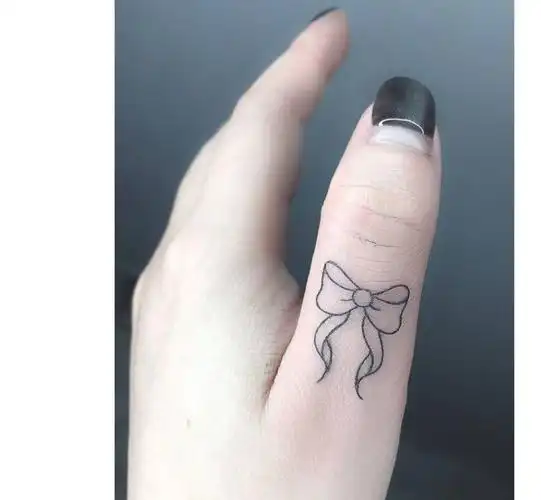 可爱小蝴蝶纹身图片_成品手部清新欧美几何贴纸卡通纹身图案